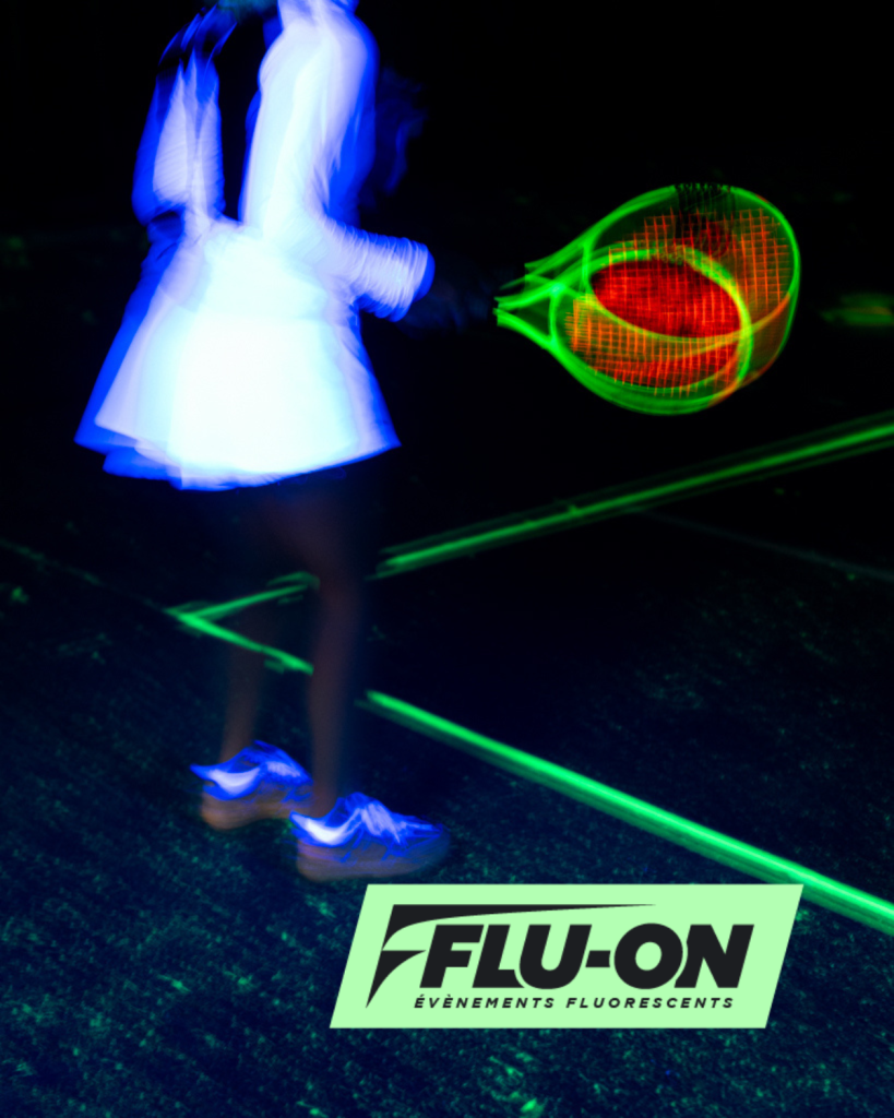 Joueurs de tennis fluo lors d’un match sous lumière UV Flu-On
