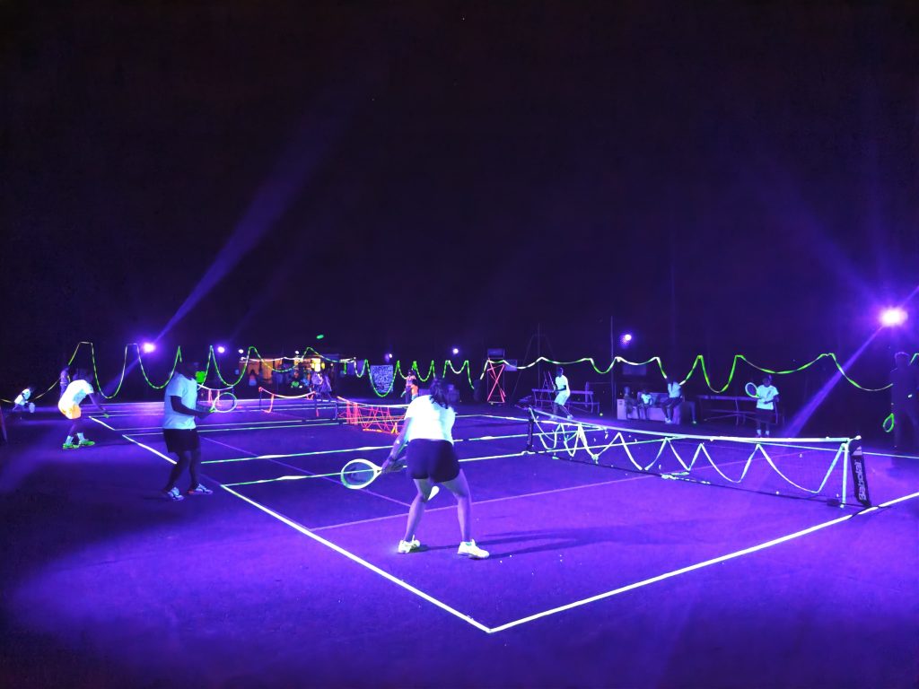 tennis fluo en extérieur